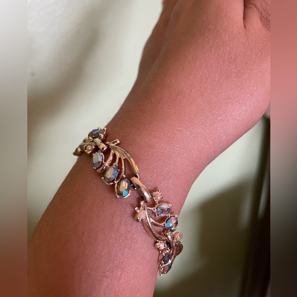 Elegant unsigned Coro Gold, Pearl and Blue AB stone Bracelet - Picture 2 of 8